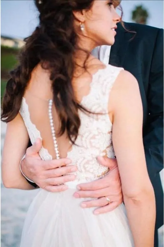 Elegant A Line Scoop Neck Sleeveless Lace Tulle Beach Wedding Dress